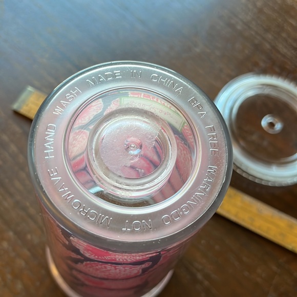 Tumbler with Straw in Cute as Shell by Lilly Pulitzer - Picture 6 of 9